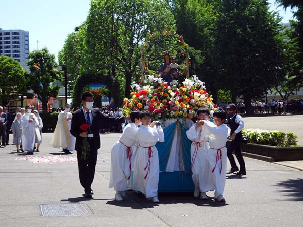 聖母祭を行いました