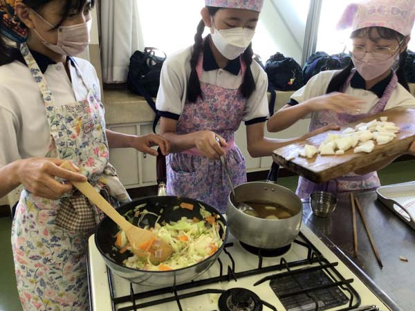 6年生 家庭科で調理実習を行いました